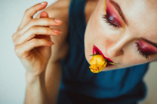 花を咥えた女性